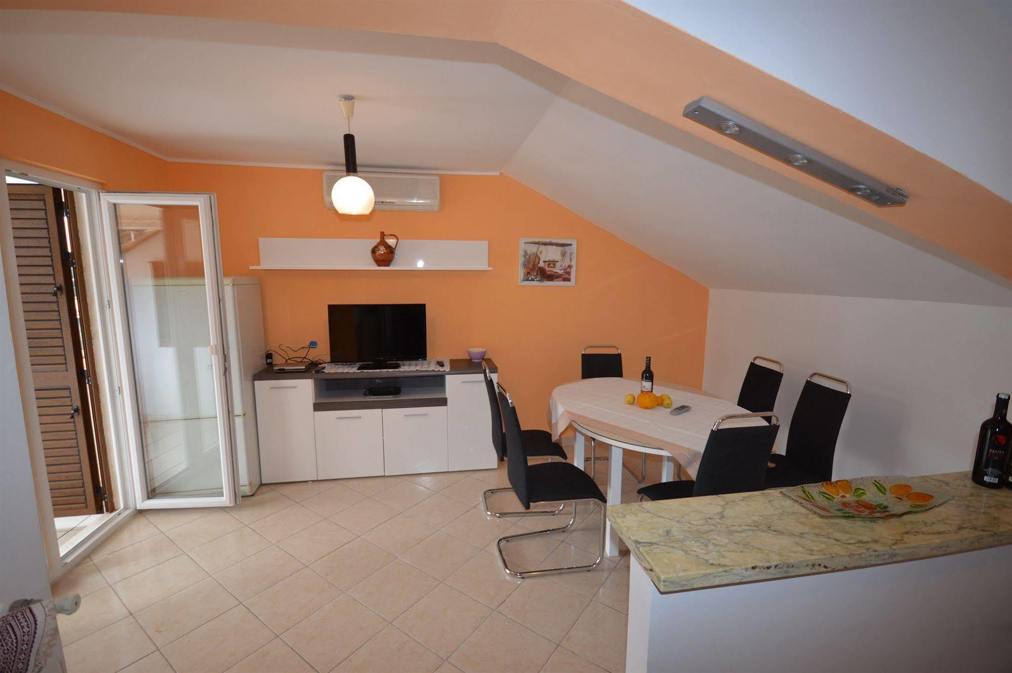 Castello Apartment *